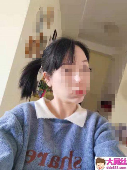 骚货老婆喜欢跳舞，让她光着屁股跳给大家看