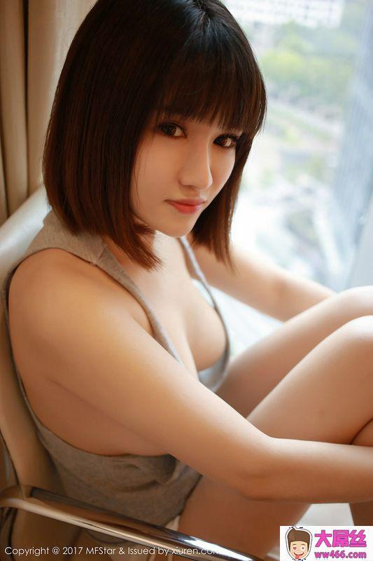 模范学院K8傲娇萌萌Vivian侧露美乳诱惑写真