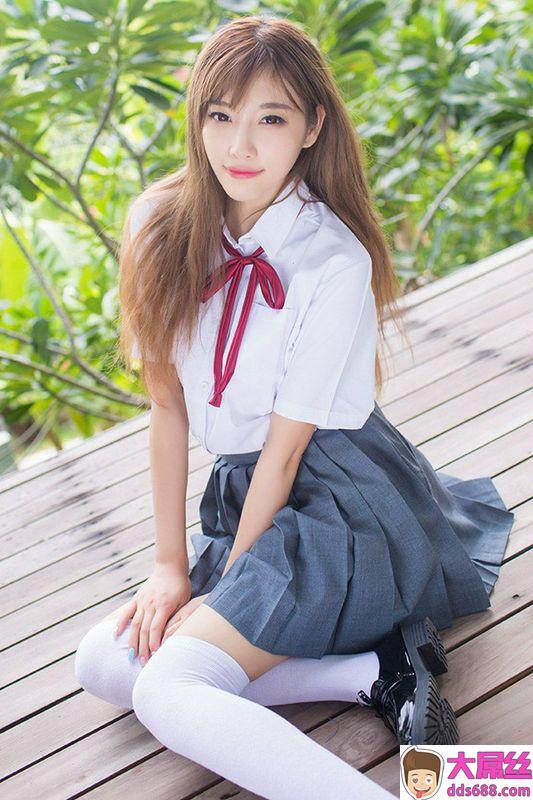 甜美学生妹杨晨晨制服白袜秀美乳